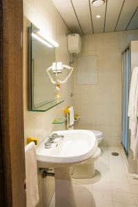 biała łazienka z umywalką i toaletą w obiekcie Hotel Giubileo w mieście Pignola