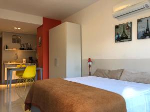 a bedroom with a bed and a desk with a yellow chair at Apartamento Perfeito Casemiro, 199 - RETIRADA DAS CHAVES MEDIANTE AGENDAMENTO COM UMA HORA DE ANTECEDÊNCIA COM ANDREIA OU LUIS in Porto Alegre
