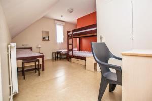 ein Zimmer mit zwei Etagenbetten und einem Schreibtisch in der Unterkunft LE SOLEIL DE JADE village vacances in Préfailles