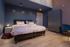 A bed or beds in a room at B&B De Lange Mouwen