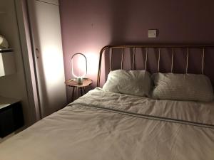 een slaapkamer met een bed en een lamp op een tafel bij Les Dunes Du Golf First Line Sea View App Block B 1-3 in Wimereux