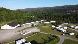 an aerial view of a campground with vehicles parked in a field at Bech's Hotell & Camping in Mo i Rana