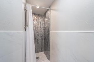 La salle de bains est pourvue d'une douche avec rideau de douche. dans l'établissement International Dr. - Volcano Bay, Pool and Lake view, à Orlando
