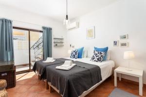 um quarto com uma cama com duas toalhas em Casa Lagosta em Olhão