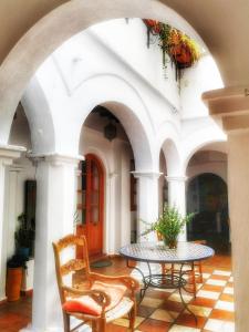 A seating area at El Beaterio Apartments