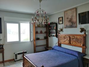 Un pat sau paturi într-o cameră la Ático en Cimadevilla Mirando al Mar