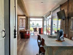 sala de estar con mesa con sillas y TV en Rent to ENJOY, en Warns
