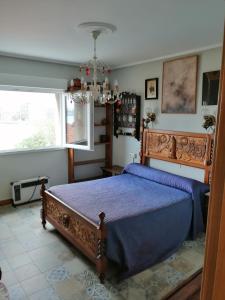 Un pat sau paturi într-o cameră la Ático en Cimadevilla Mirando al Mar