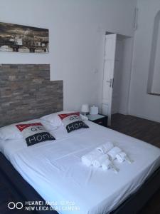 A bed or beds in a room at Trastevere four seasons Valadier