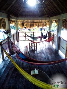 Zimmer mit 2 Hängematten auf einem Holzboden in der Unterkunft Guarumbo in Bacalar