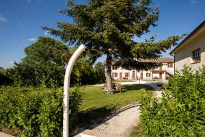 A garden outside Agriturismo Podere Coldifico