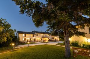 una finca por la noche con un árbol en primer plano en Agriturismo Podere Coldifico en Sassoferrato