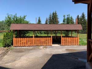 un padiglione in legno con recinzione in legno in un campo di Apartmán č.1 Haliganda*** a Liptovský Hrádok