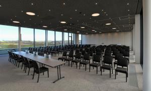 een vergaderzaal met een lange tafel en stoelen bij Meiser Design Hotel in Dinkelsbühl