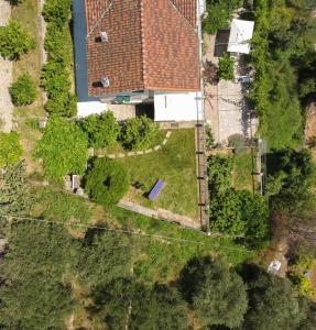 フィナーレ・リーグレにあるB&B Sopra il Borgoの庭付きの家屋の空中風景