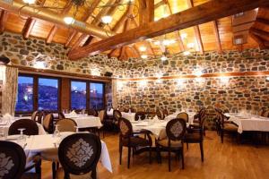Reštaurácia alebo iné gastronomické zariadenie v ubytovaní Guesthouse Tsegani + 31 fotografií