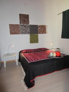 um quarto com uma cama com uma colcha em Aganis em Casarsa della Delizia