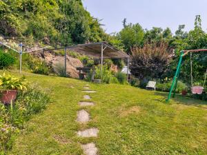 グラヴェドーナにあるWonderful holiday home with swimming pool and liftの草の小道のある庭