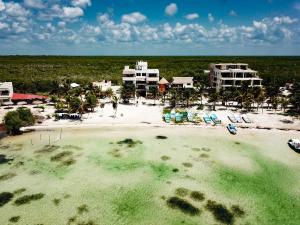 eine Luftansicht auf einen Strand mit einem Resort in der Unterkunft Caribe Dream Private Beach in Mahahual
