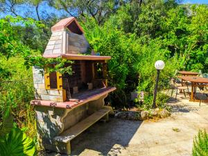 una casa de aves en un jardín con una mesa en Harmony Garden, en Parga