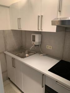 
A kitchen or kitchenette at Les oyats
