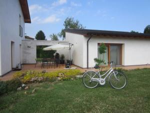 a bike parked in a yard next to a house at Aganis in Casarsa della Delizia +16 photos