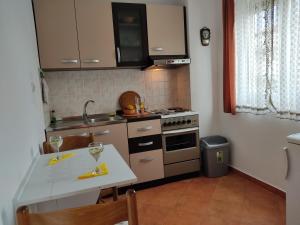 Kuchyň nebo kuchyňský kout v ubytování Apartment Mara