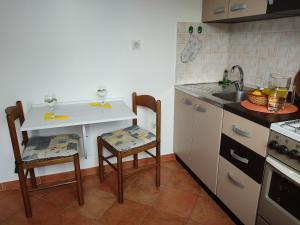 Kuchyň nebo kuchyňský kout v ubytování Apartment Mara