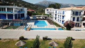 een luchtzicht op een resort met een zwembad bij Surf Hotel in Vasiliki