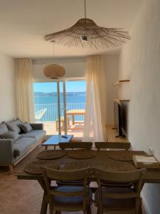 a living room with a couch and a table at Oktheway Perbes Beach in Boebre