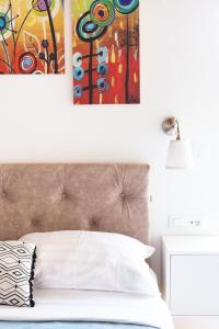 Orsan Residence في دوبروفنيك: غرفة نوم بسرير ودهان على الحائط