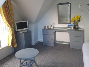 金尤西的住宿－麥克因尼斯豪斯酒店，客房设有一张桌子、一台电脑和一把椅子