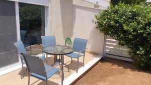 stół i krzesła na patio w obiekcie Eretria Apartments FM14 w Erétrii