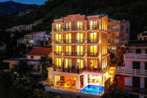 Nespecifikovaný výhled na hory nebo výhled na hory při pohledu z hotelu