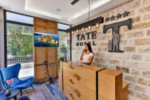 Televiisor ja/või meelelahutuskeskus majutusasutuses Boutique Hotel Tate By Aycon