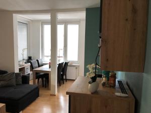 een woonkamer met een bank en een tafel bij Ferienwohnung Linnea - TOP Lage direkt in Braunlage in Braunlage