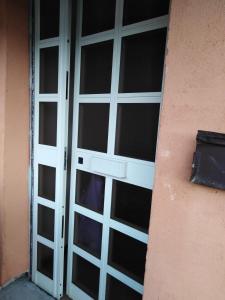 een paar deuren aan de zijkant van een gebouw bij Casa Vacanze paradiso in Lamezia Terme