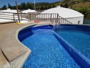 בריכת השחייה שנמצאת ב-Bagos do Vilar או באזור