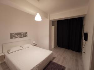 コンスタンツァにあるApartamente Sara 2013のベッドルーム(白いベッド1台、黒い窓付)