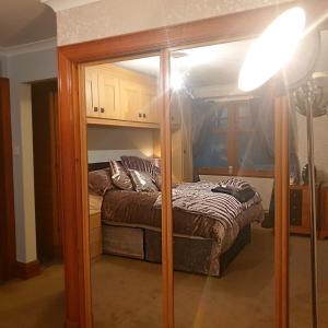 1 dormitorio con litera y lámpara en Bogenraith House en Banchory