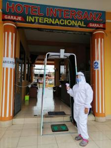 eine Person, die vor einer Notaufnahme des Hotels steht in der Unterkunft Hotel Sánchez Internacional in La Maná