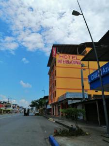 ein Hotel-Informationsschild auf der Straßenseite in der Unterkunft Hotel Sánchez Internacional in La Maná