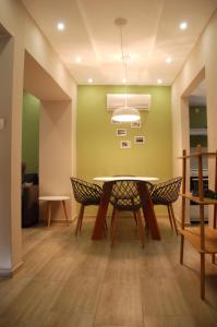 薩莫色雷斯島的住宿－Sevastie’s home，一间带桌椅的用餐室