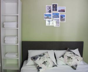 Una cama o camas en una habitación de Sevastie's Home - downstairs