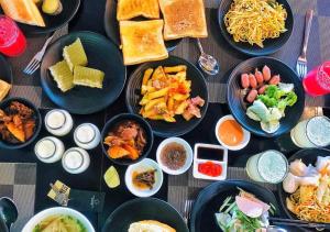 een tafel met borden eten bovenop bij Hòn Cò Resort - Cà Ná in Thôn Lạc Nghiệp
