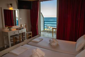 Postel nebo postele na pokoji v ubytování De La Plage Hotel Koroni