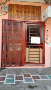 un accès à un bâtiment avec un portail rouge dans l'établissement Ranau Backpackers Hostel, à Ranau