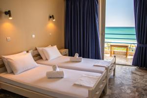 Postel nebo postele na pokoji v ubytování De La Plage Hotel Koroni