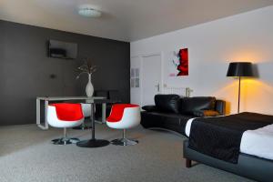 1 dormitorio con 1 cama, mesa y sillas en Hotel Adoma, en Gante