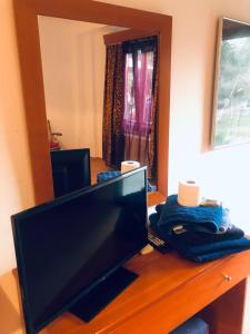 TV a/nebo společenská místnost v ubytování Kirkos Apartments